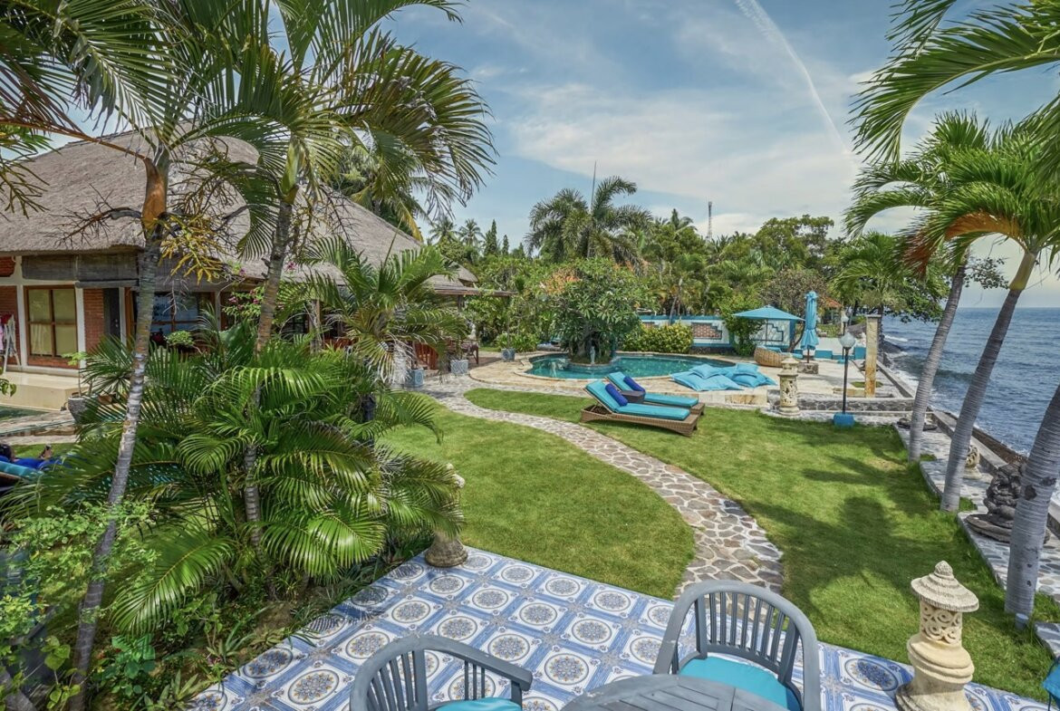 Priestranná plážová vila a bungalov na severe Bali