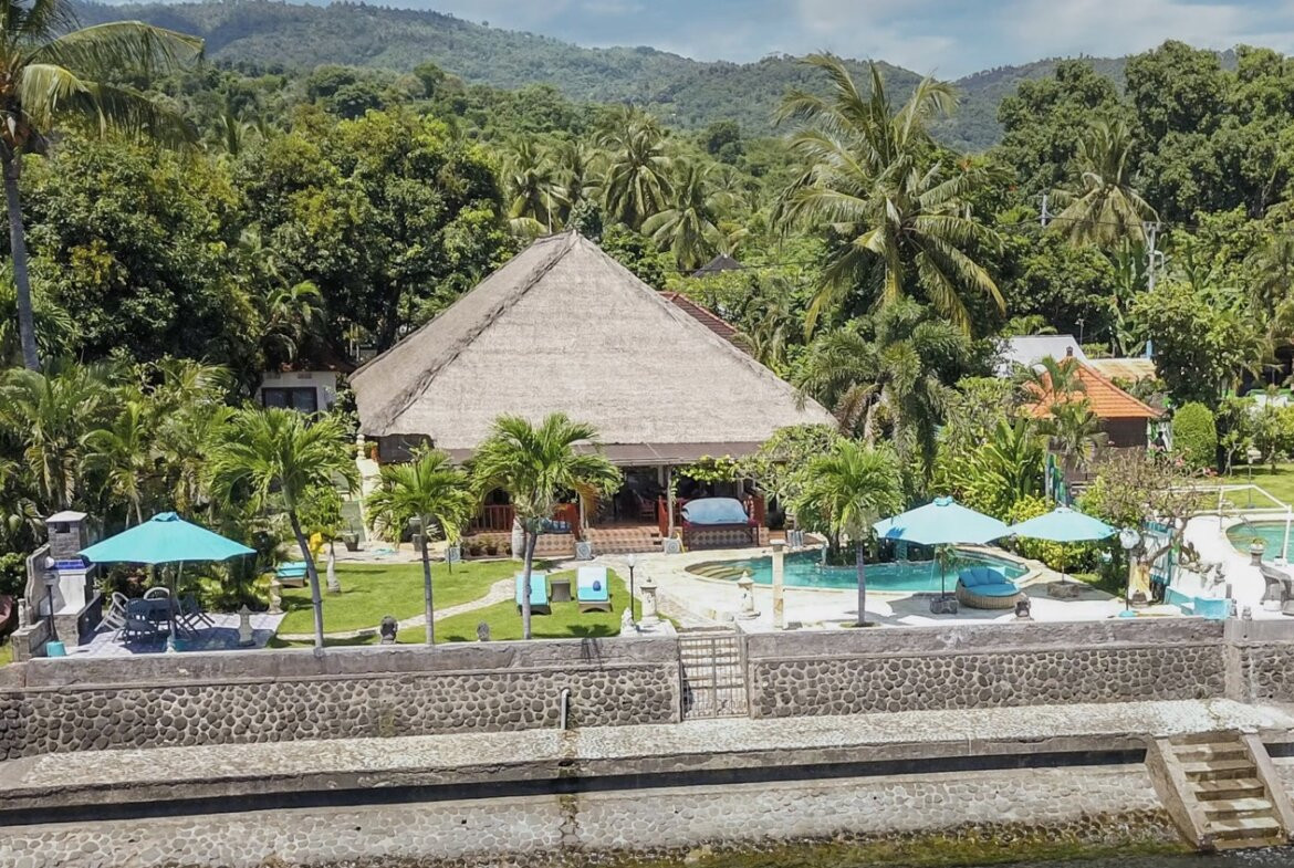 Priestranná plážová vila a bungalov na severe Bali