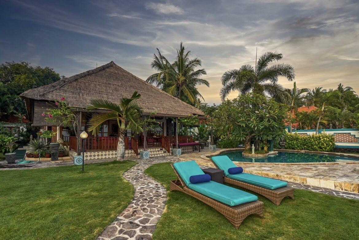 Priestranná plážová vila a bungalov na severe Bali