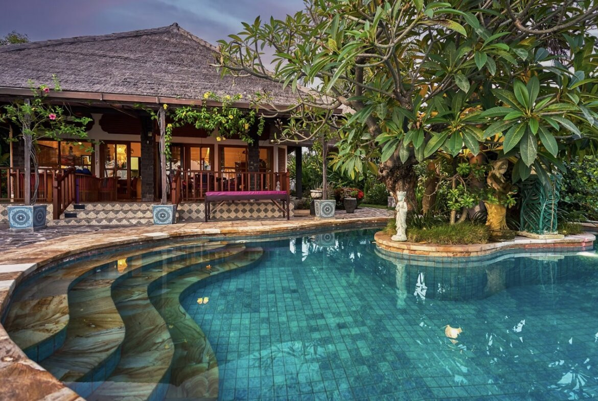 Priestranná plážová vila a bungalov na severe Bali