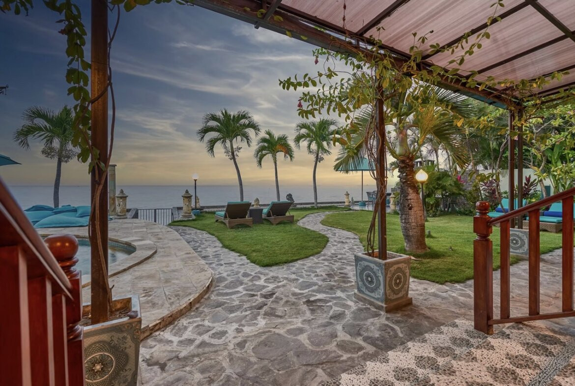 Priestranná plážová vila a bungalov na severe Bali