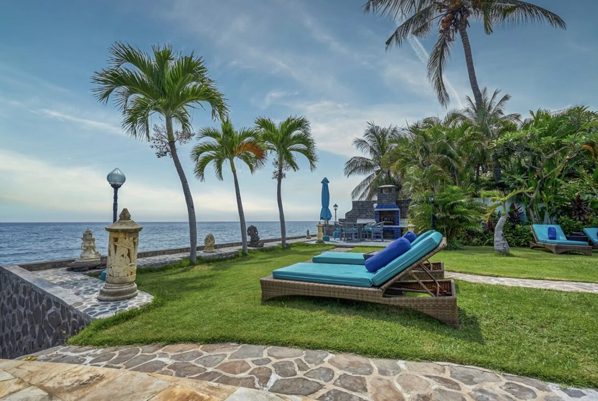 Priestranná plážová vila a bungalov na severe Bali