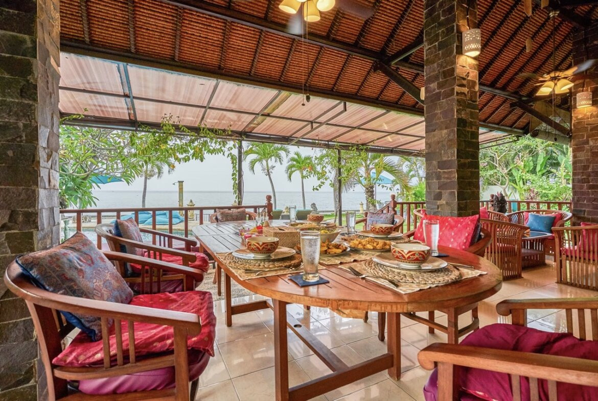 Priestranná plážová vila a bungalov na severe Bali