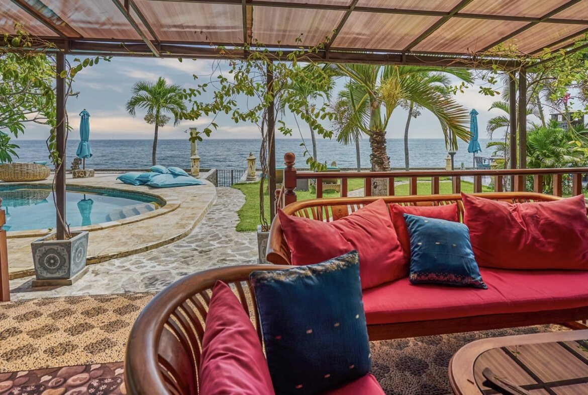 Priestranná plážová vila a bungalov na severe Bali