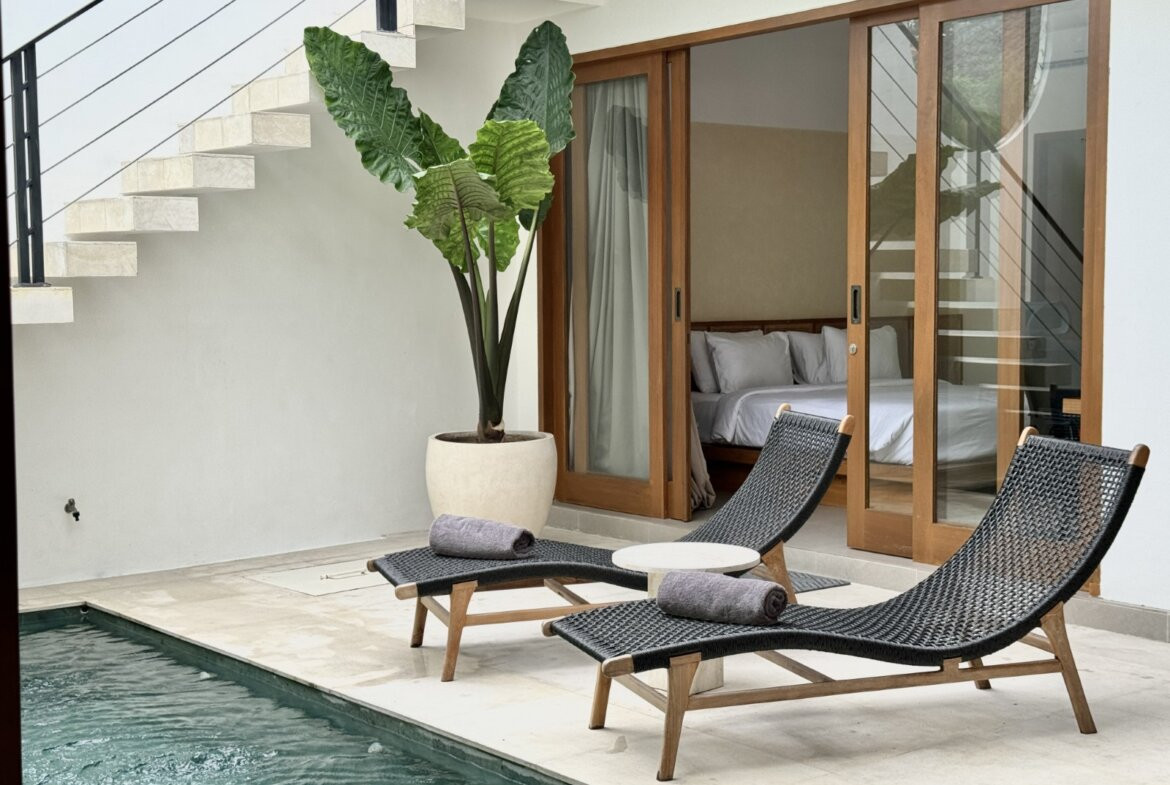 Štýlová 3-spálňová tropická vila so strešnou terasou