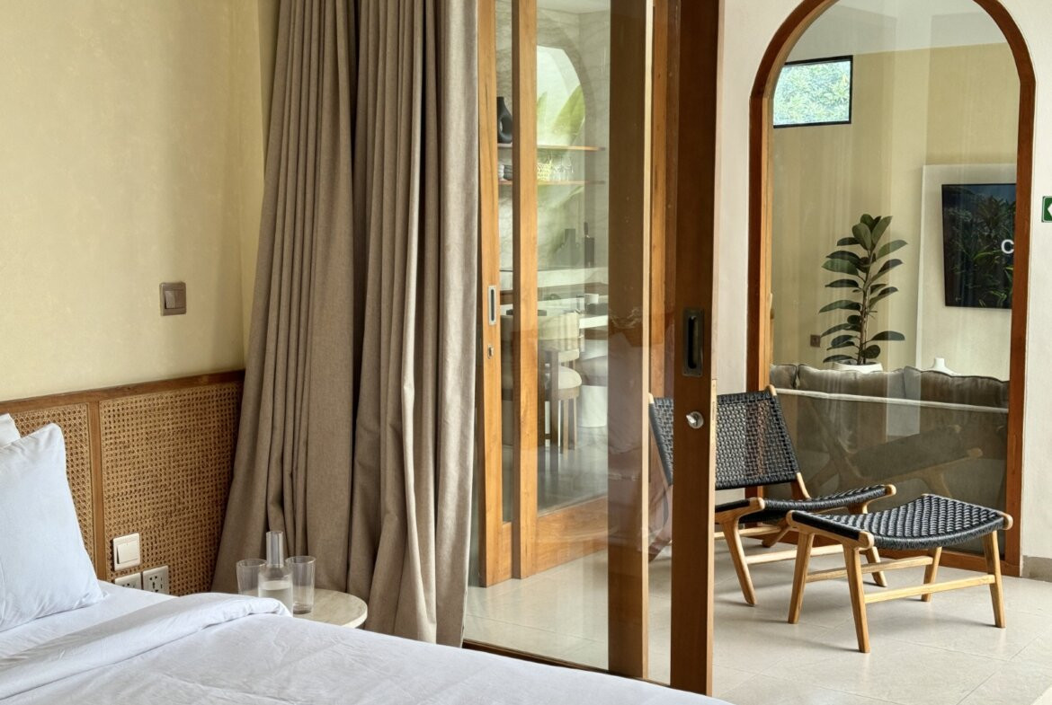 Štýlová 3-spálňová tropická vila so strešnou terasou