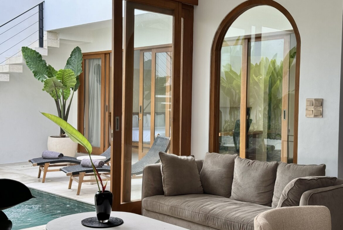 Štýlová 3-spálňová tropická vila so strešnou terasou