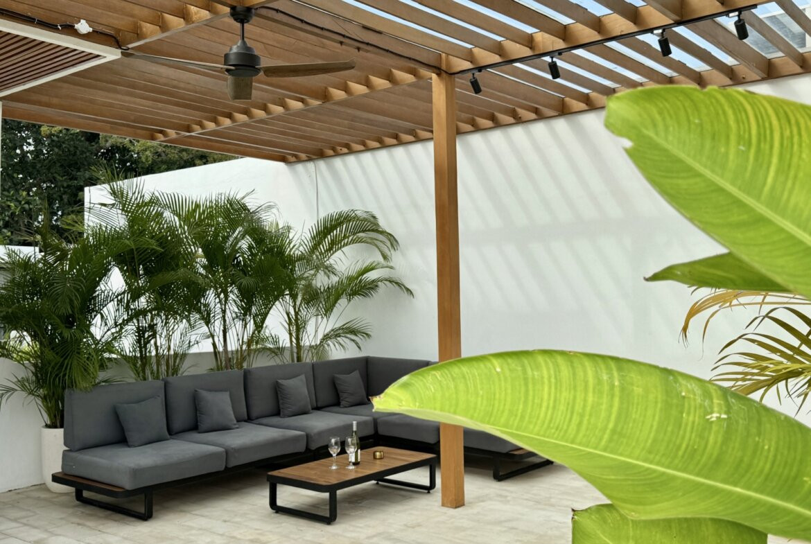 Štýlová 3-spálňová tropická vila so strešnou terasou