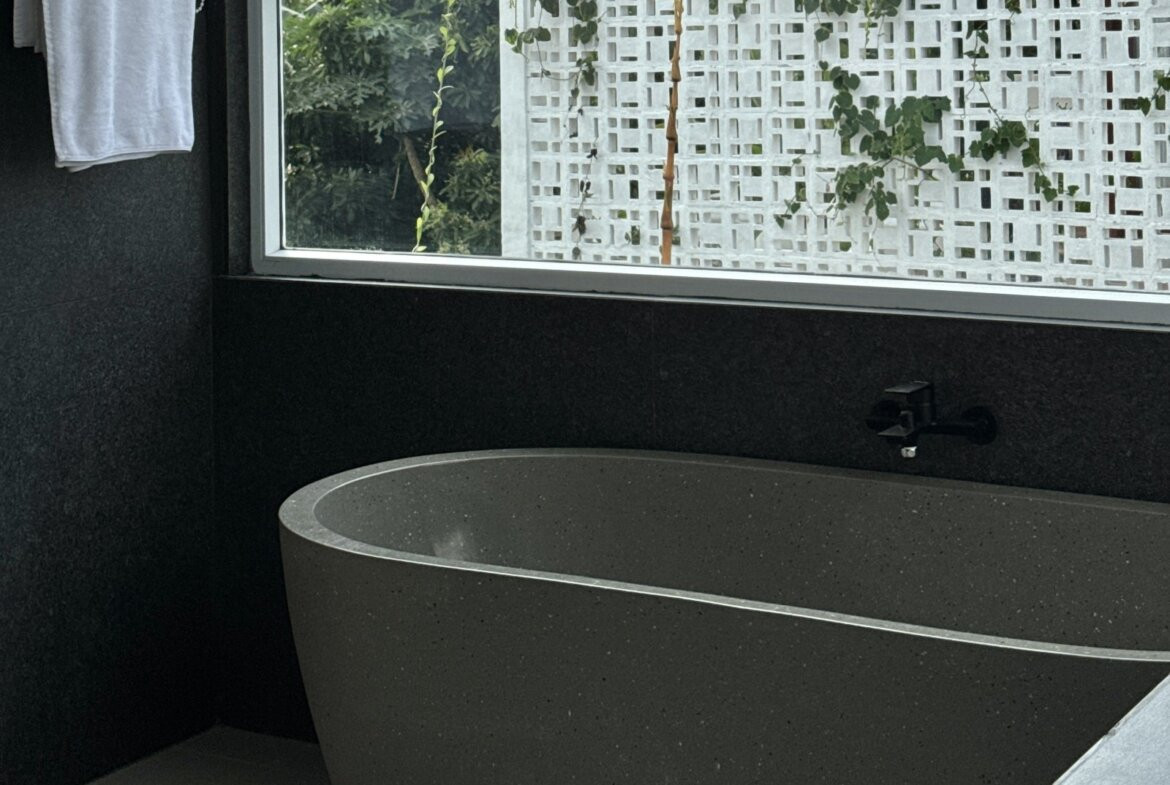 Štýlová 3-spálňová tropická vila so strešnou terasou