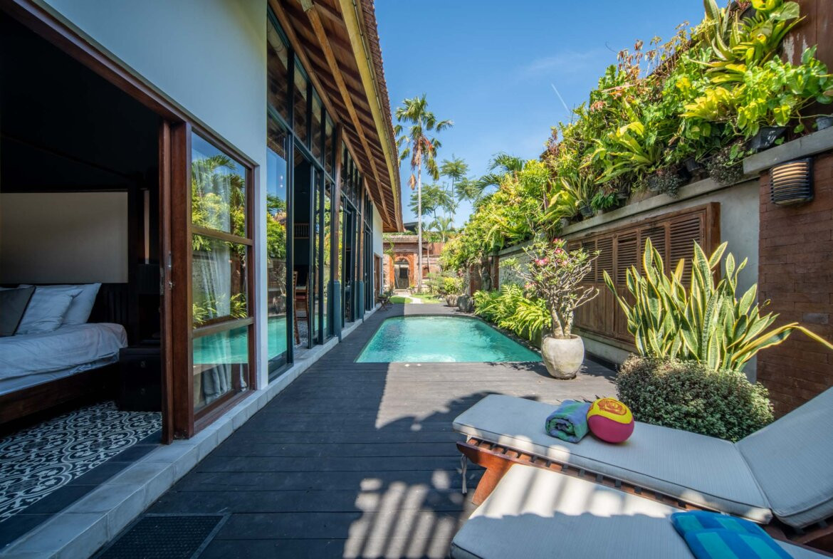 Vila s balijským nádychom a detailmi z teakového dreva