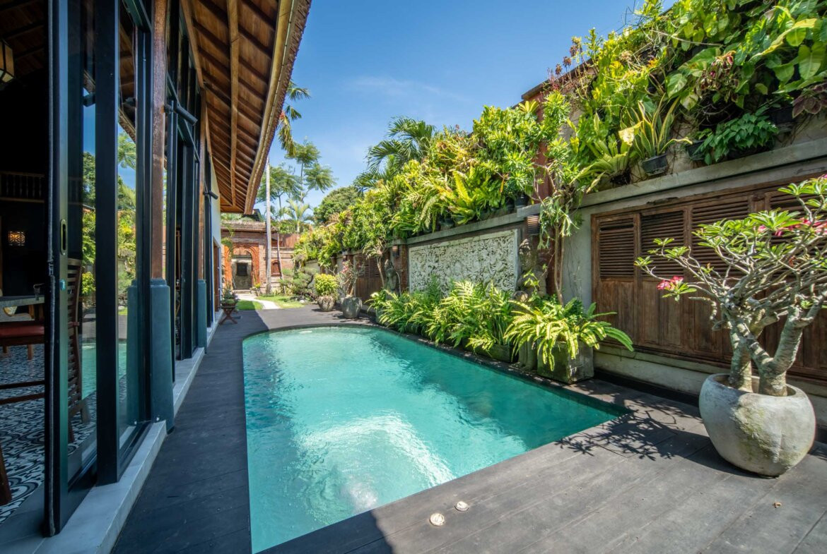 Vila s balijským nádychom a detailmi z teakového dreva