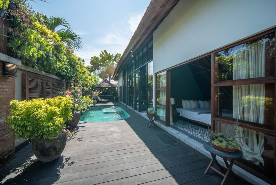 Vila s balijským nádychom a detailmi z teakového dreva