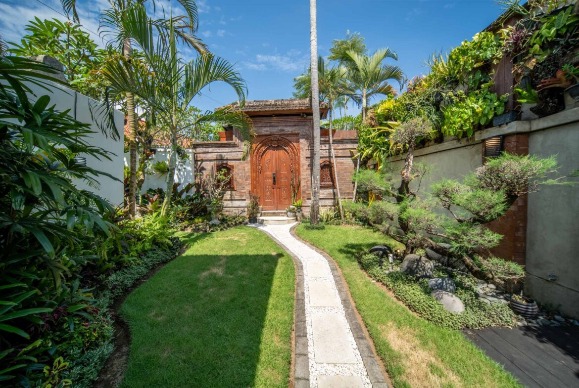 Vila s balijským nádychom a detailmi z teakového dreva