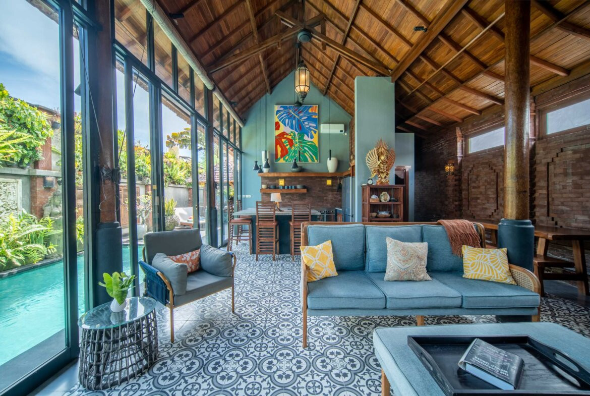 Vila s balijským nádychom a detailmi z teakového dreva