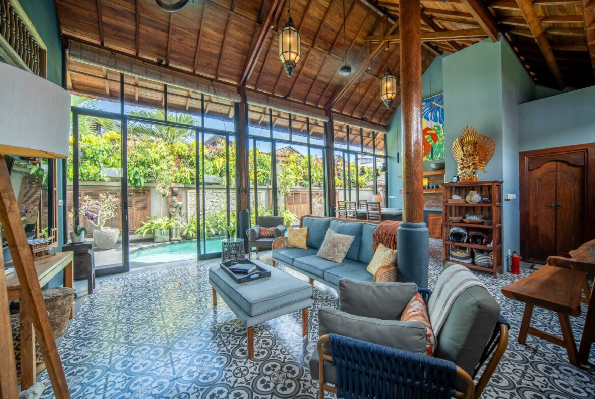 Vila s balijským nádychom a detailmi z teakového dreva