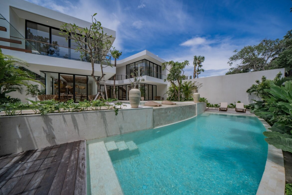 Štvorizbová moderná vila s kinom v Umalas