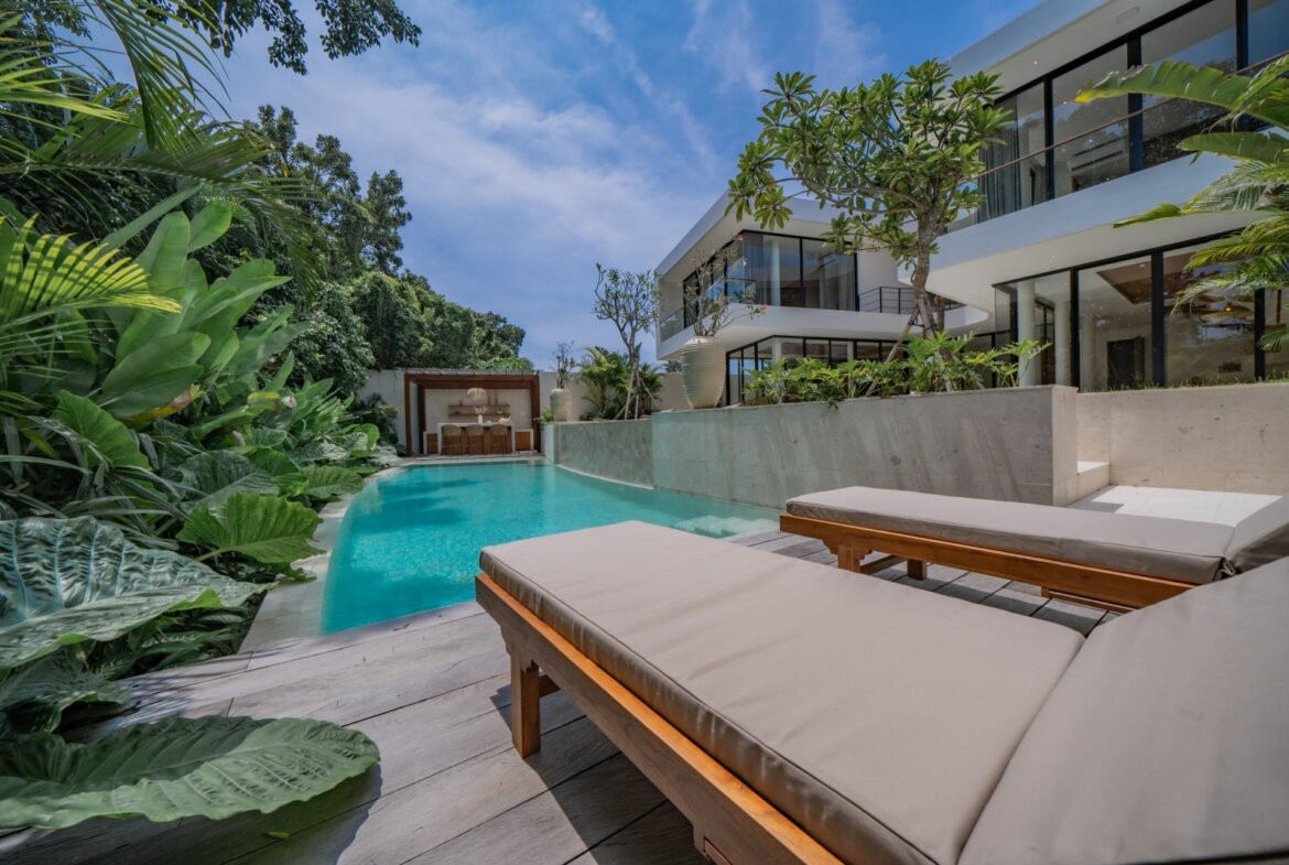 Štvorizbová moderná vila s kinom v Umalas