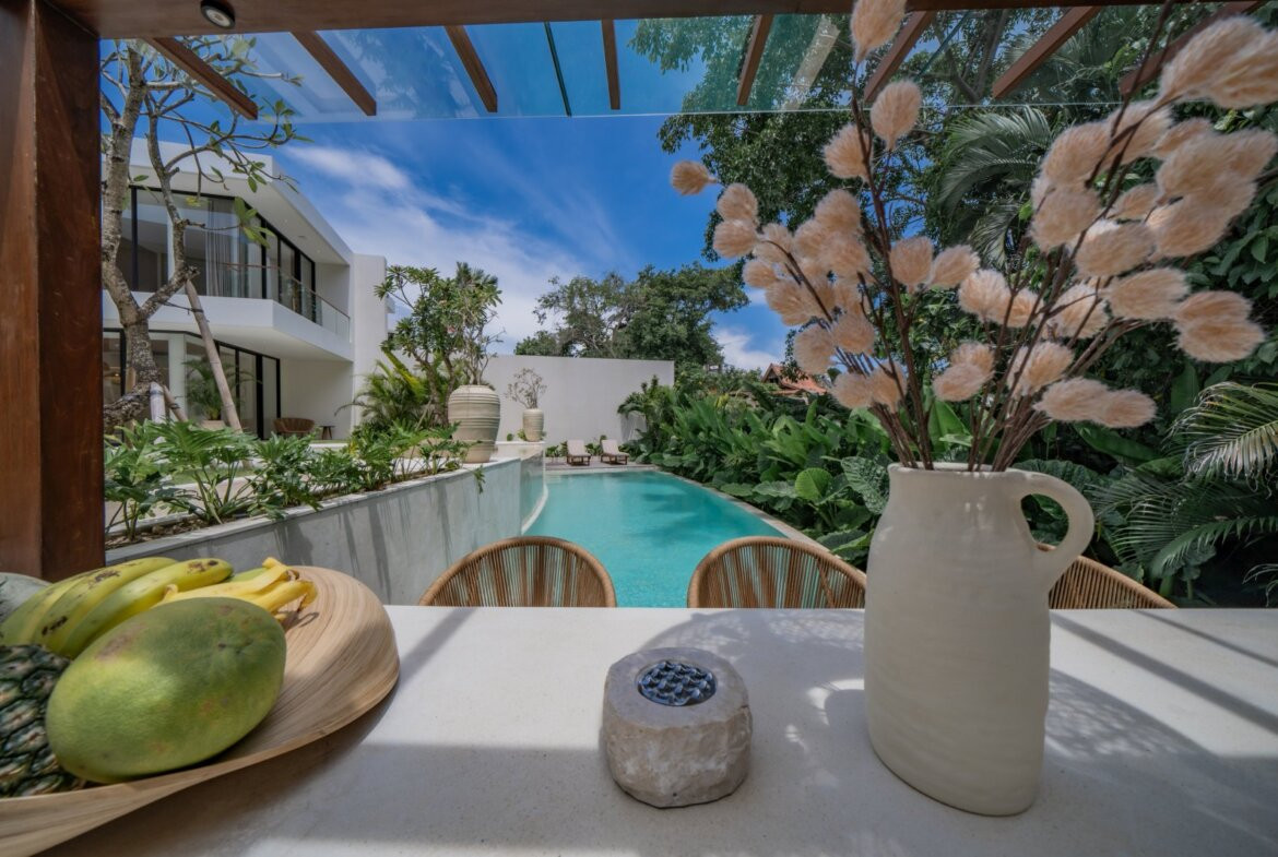 Štvorizbová moderná vila s kinom v Umalas