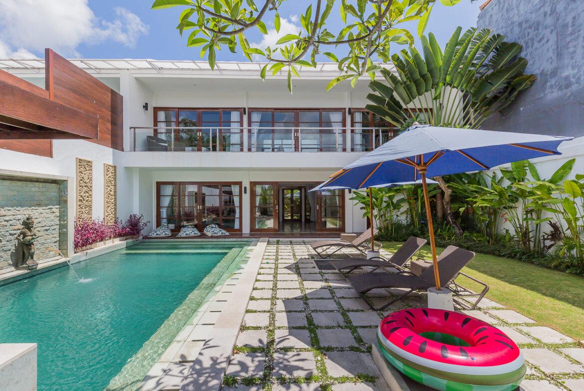 Moderná minimalistická 3-spálňová vila v Seminyak