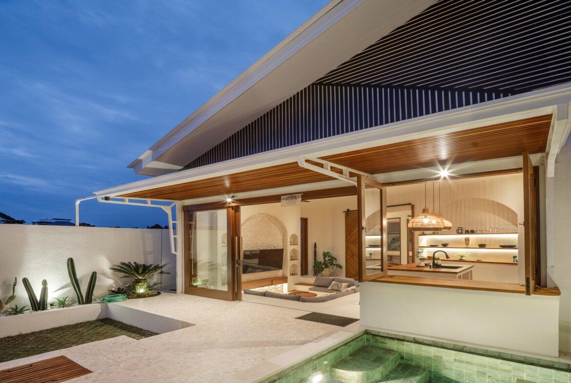 Moderná tropická jednoizbová vila blízko pláže v Cemagi