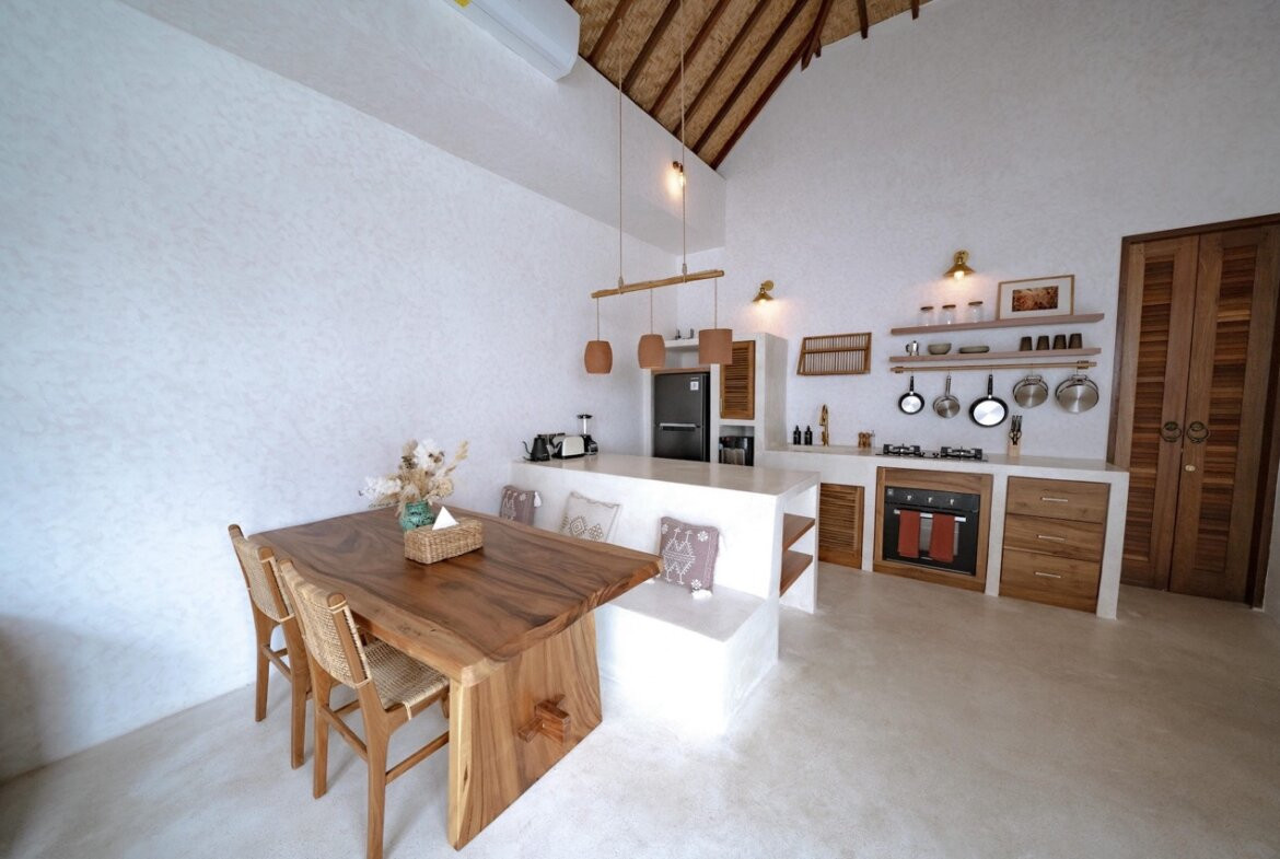 Útulná minimalistická 1-izbová vila na pláži v Kedungu