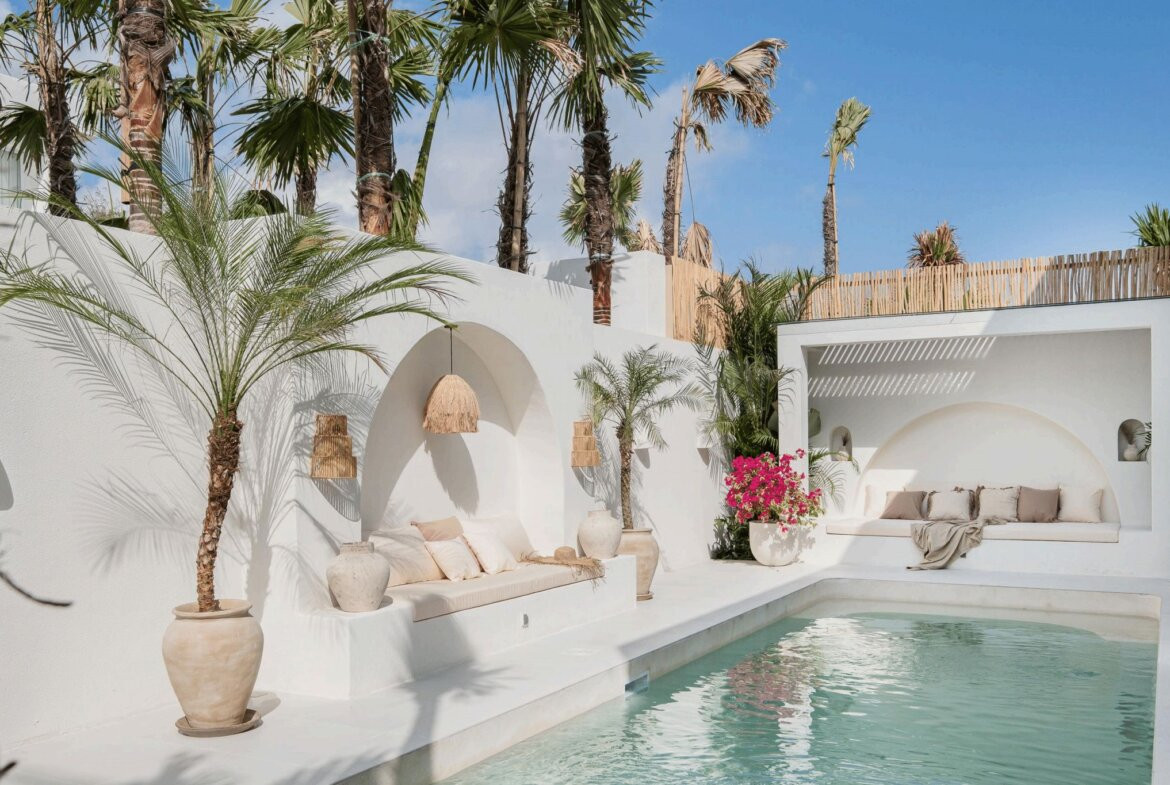 Moderná biela vila s 3 spálňami v centrálnej časti Uluwatu