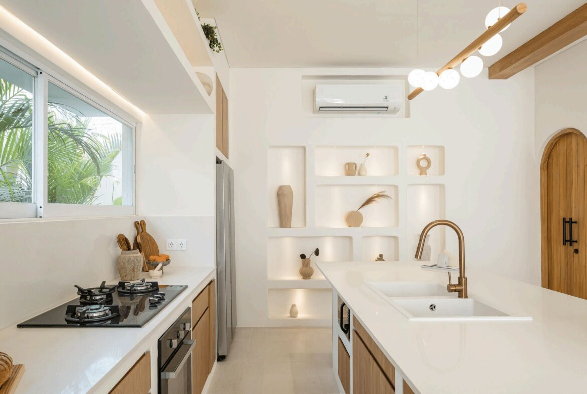 Moderná biela vila s 3 spálňami v centrálnej časti Uluwatu