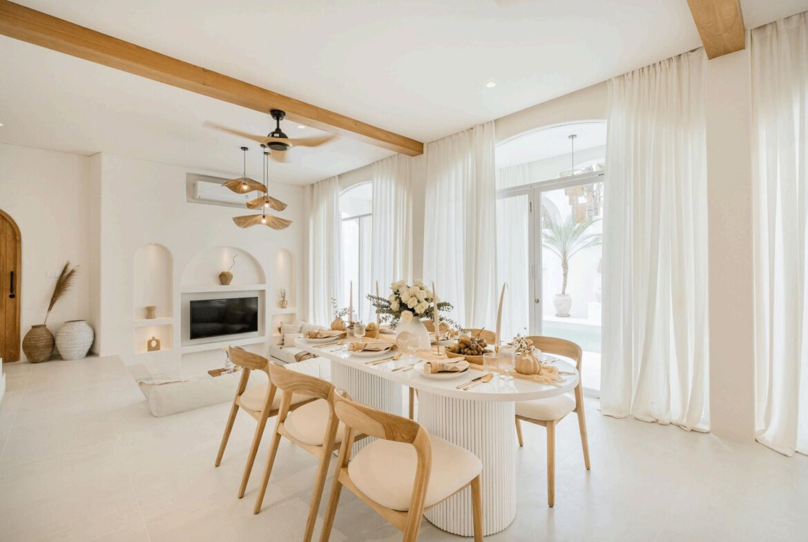 Moderná biela vila s 3 spálňami v centrálnej časti Uluwatu