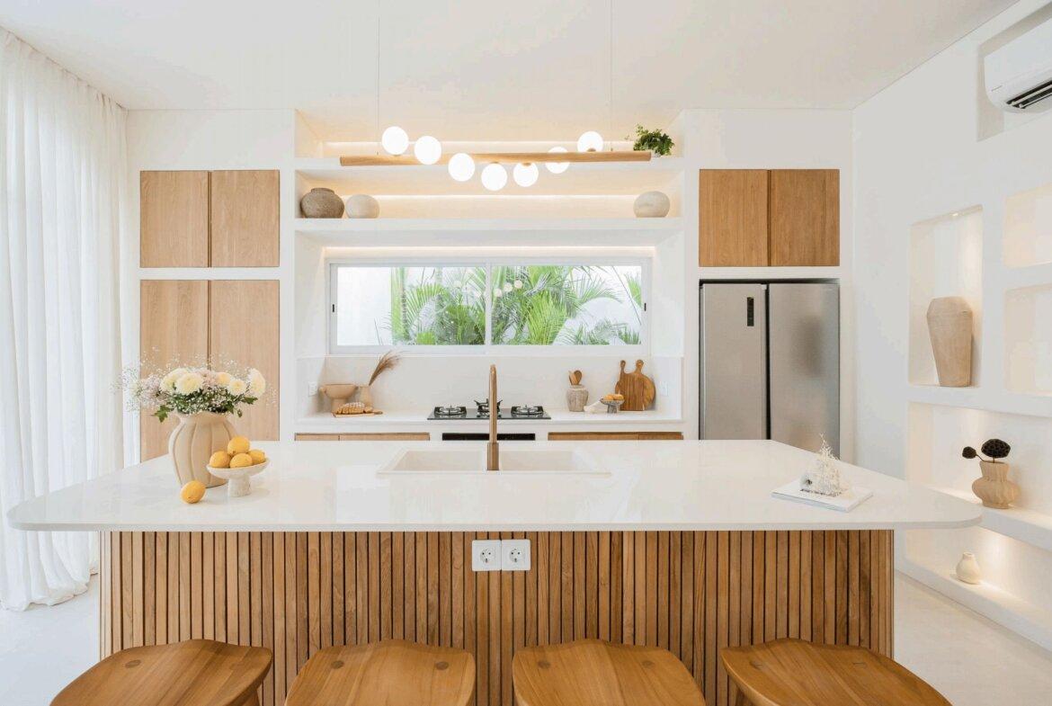 Moderná biela vila s 3 spálňami v centrálnej časti Uluwatu