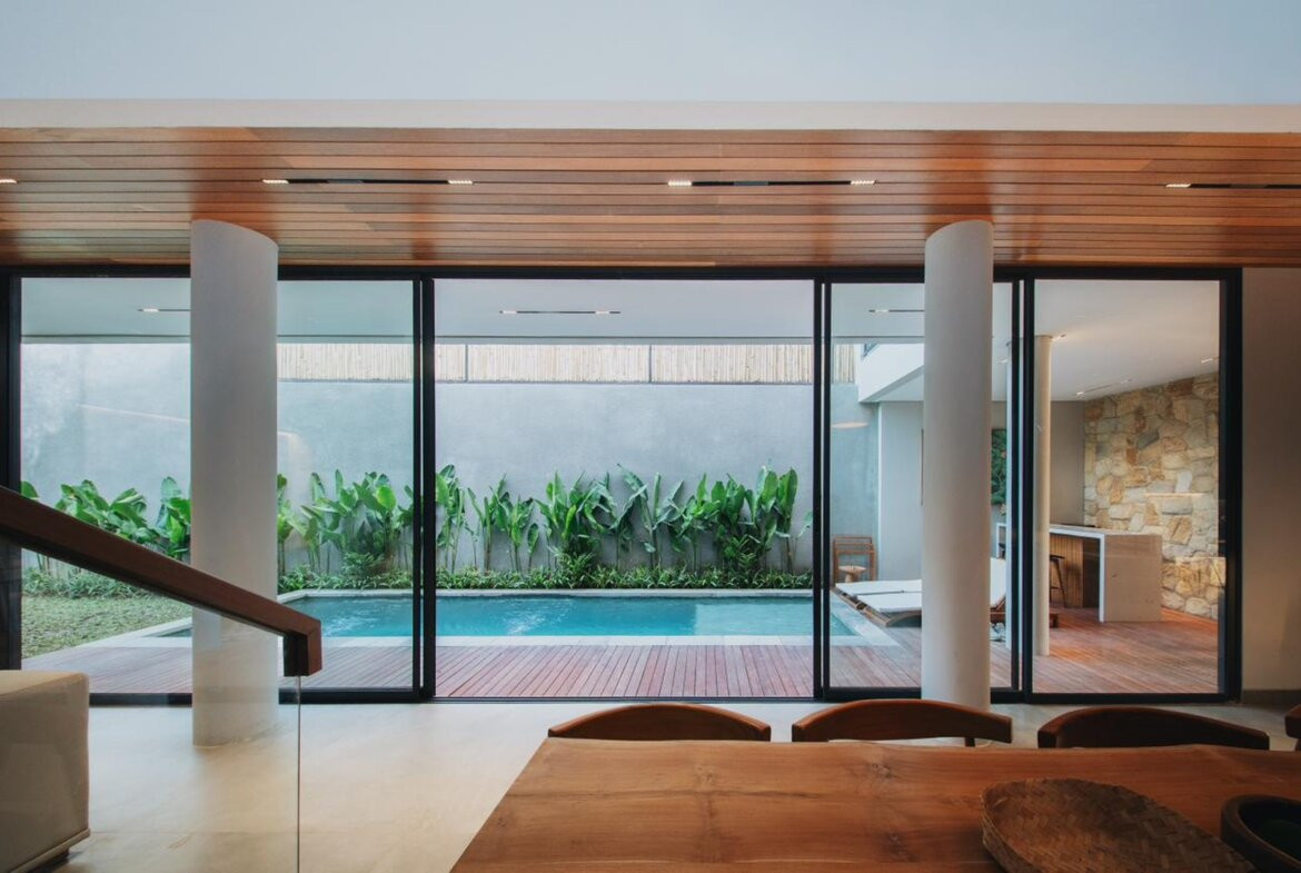 Nová moderná trojspálňová vila so strešnou terasou v Canggu