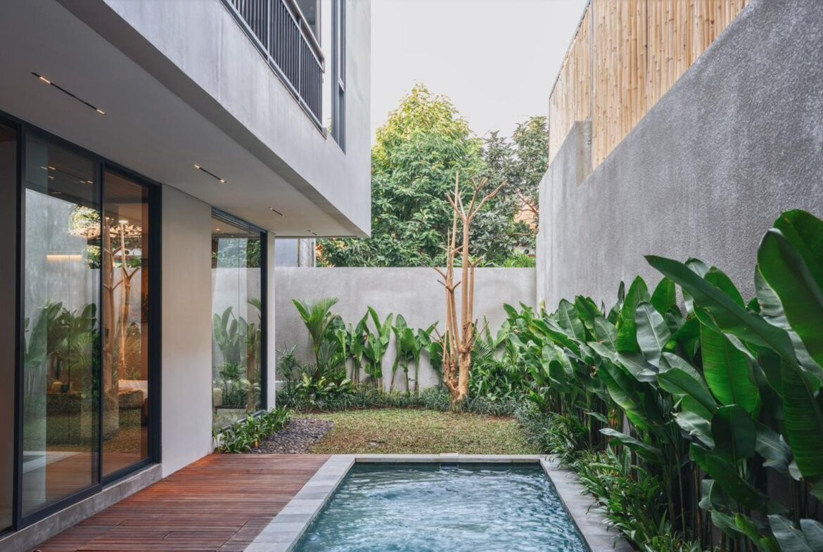 Nová moderná trojspálňová vila so strešnou terasou v Canggu