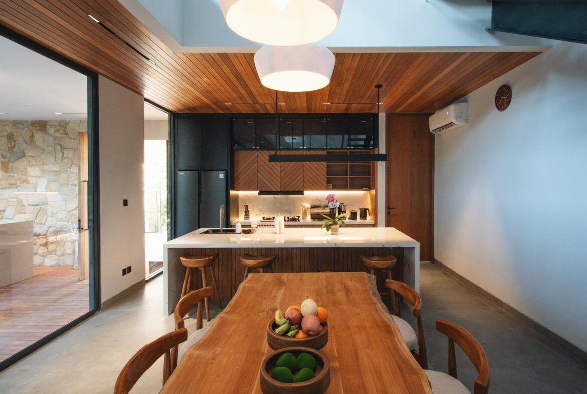 Nová moderná trojspálňová vila so strešnou terasou v Canggu