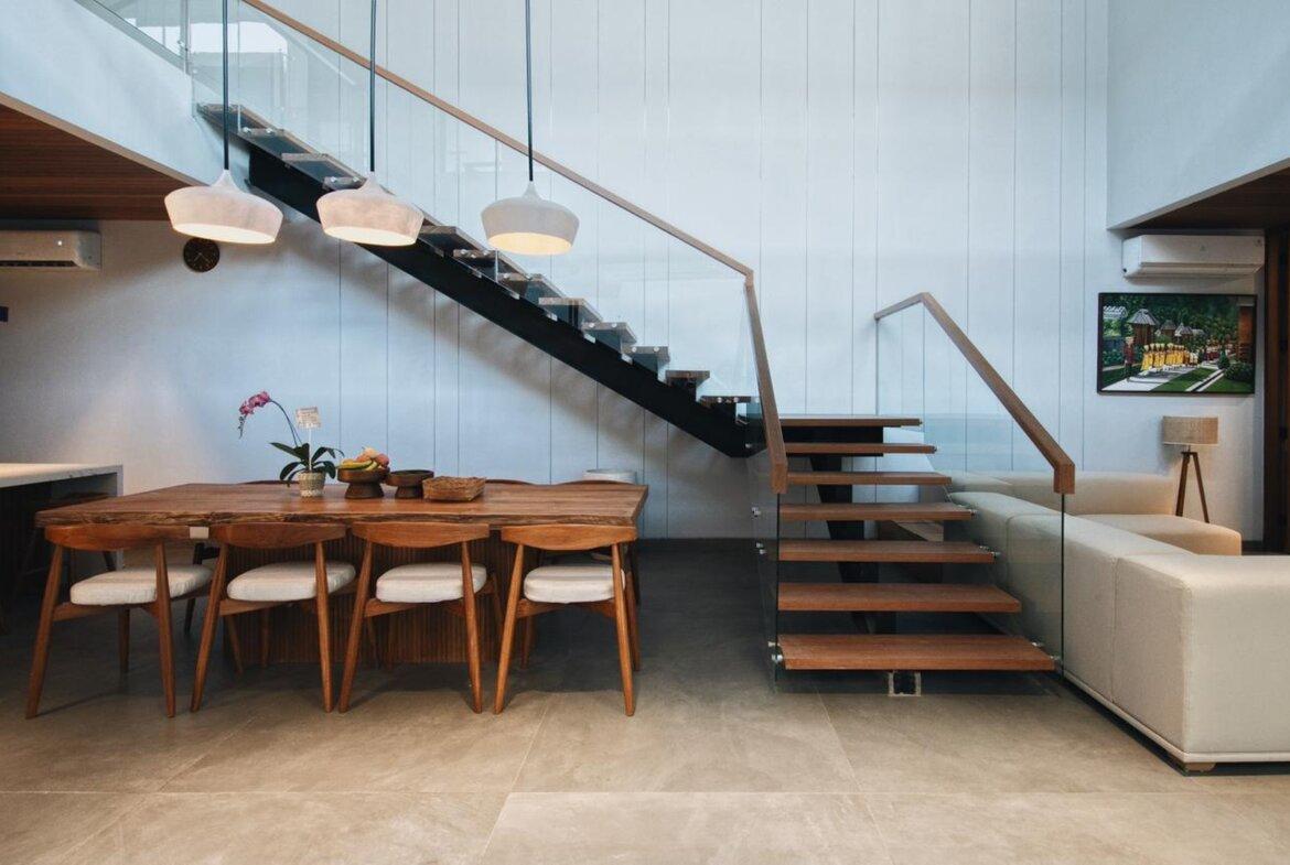 Nová moderná trojspálňová vila so strešnou terasou v Canggu