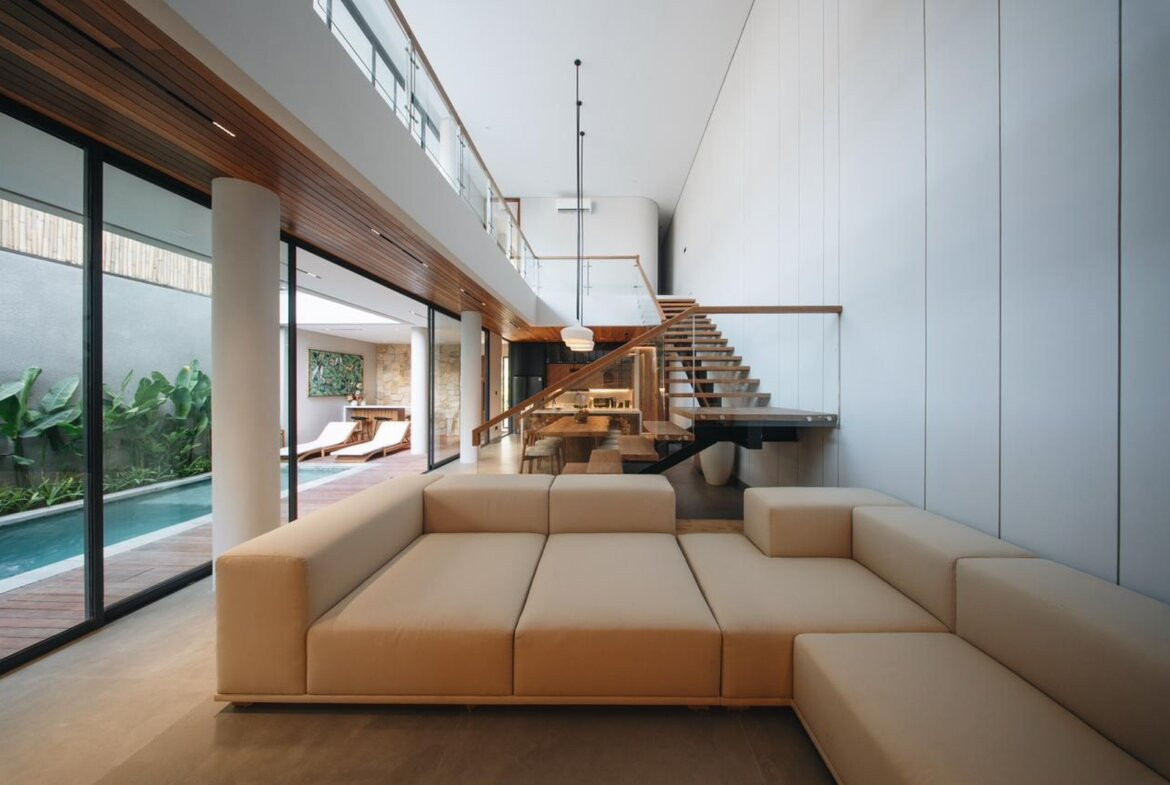 Nová moderná trojspálňová vila so strešnou terasou v Canggu