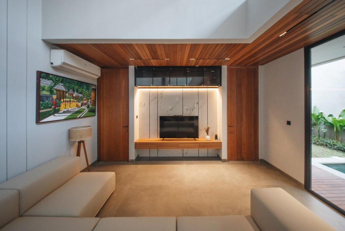 Nová moderná trojspálňová vila so strešnou terasou v Canggu