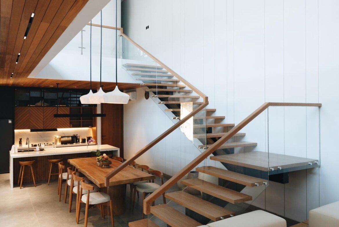 Nová moderná trojspálňová vila so strešnou terasou v Canggu