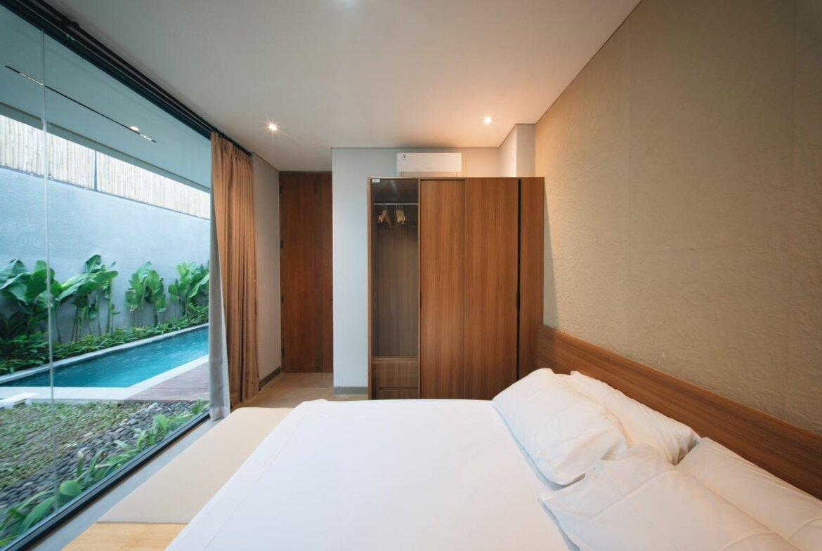 Nová moderná trojspálňová vila so strešnou terasou v Canggu