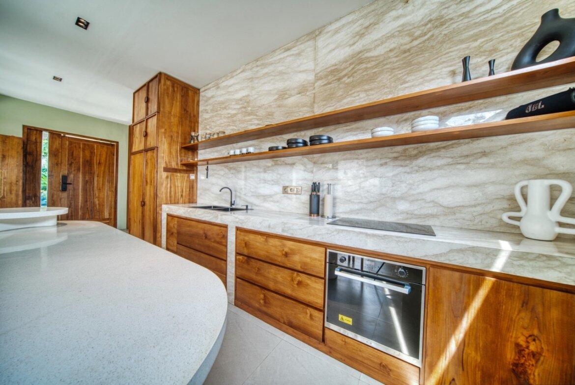 Tropická vila s 3 spálňami a strešnou terasou v Tumbak Bayuh