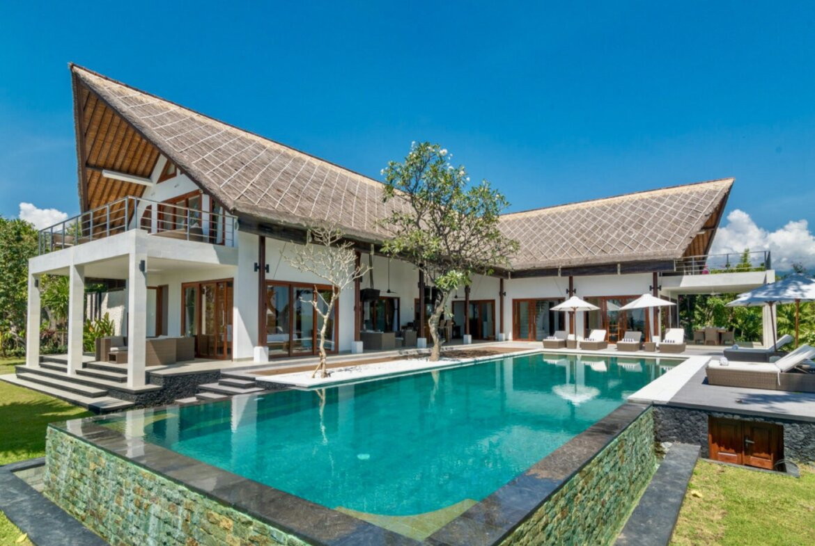 Plážová vila na útese s výhľadom na oceán v severnom Bali