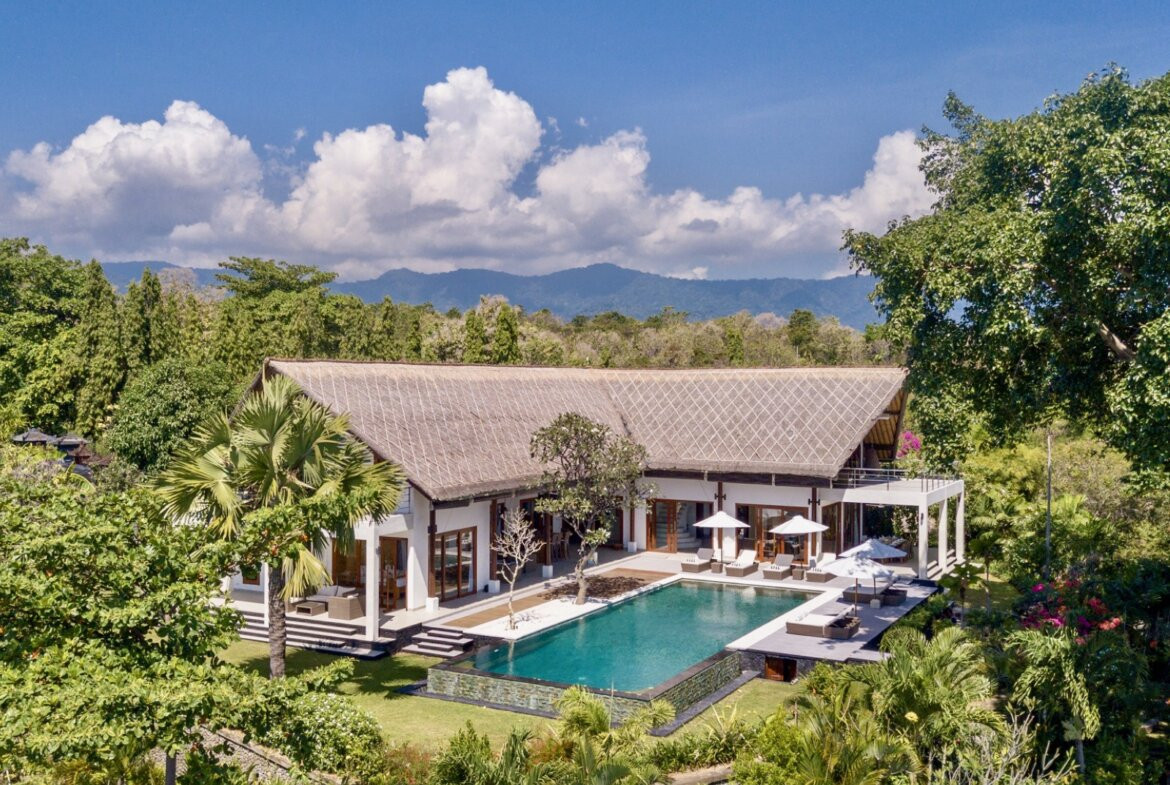 Plážová vila na útese s výhľadom na oceán v severnom Bali