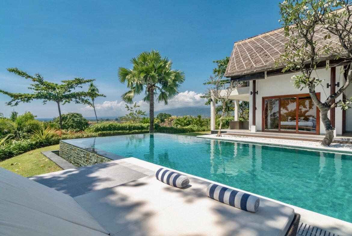 Plážová vila na útese s výhľadom na oceán v severnom Bali