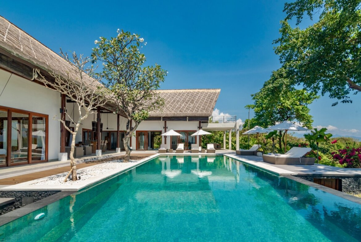 Plážová vila na útese s výhľadom na oceán v severnom Bali