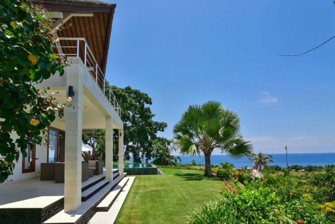 Plážová vila na útese s výhľadom na oceán v severnom Bali