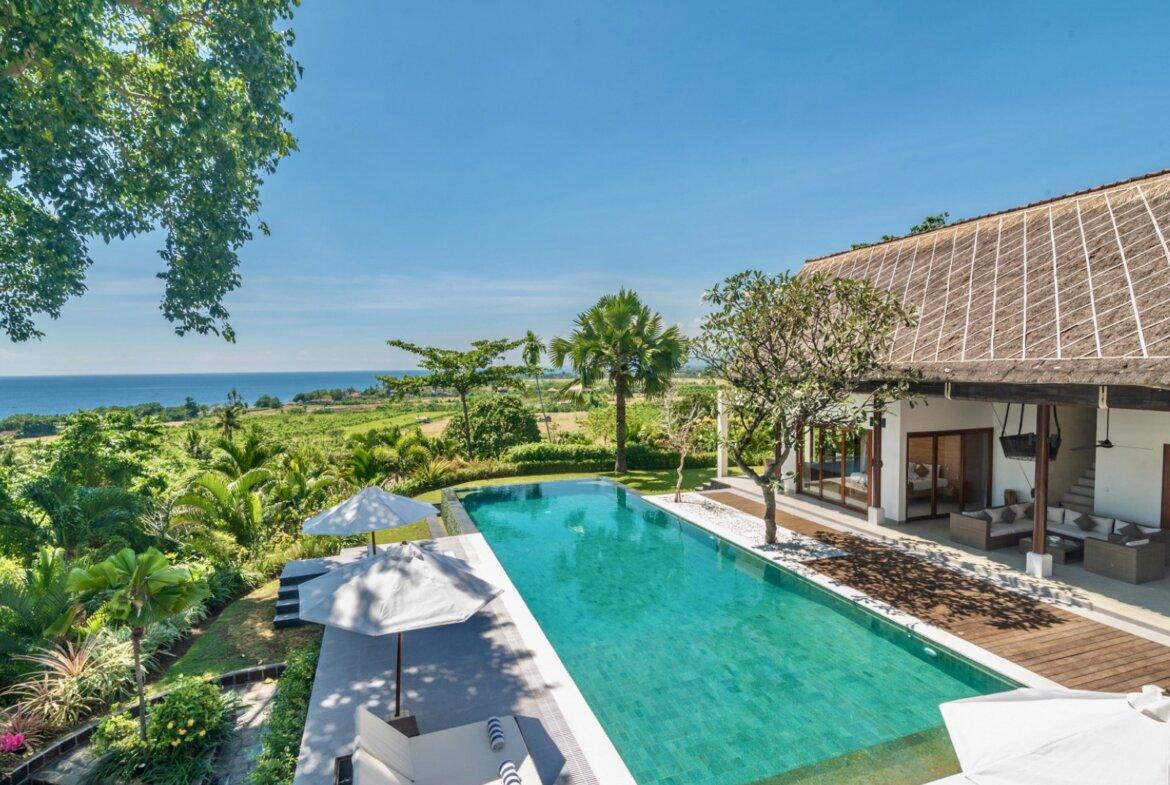 Plážová vila na útese s výhľadom na oceán v severnom Bali