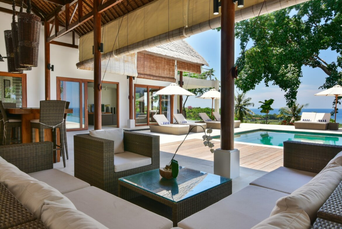 Plážová vila na útese s výhľadom na oceán v severnom Bali