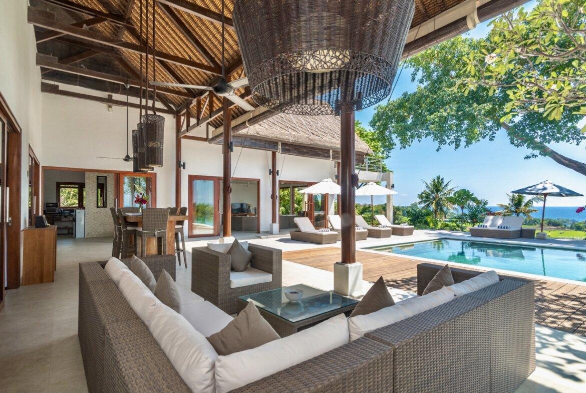 Plážová vila na útese s výhľadom na oceán v severnom Bali