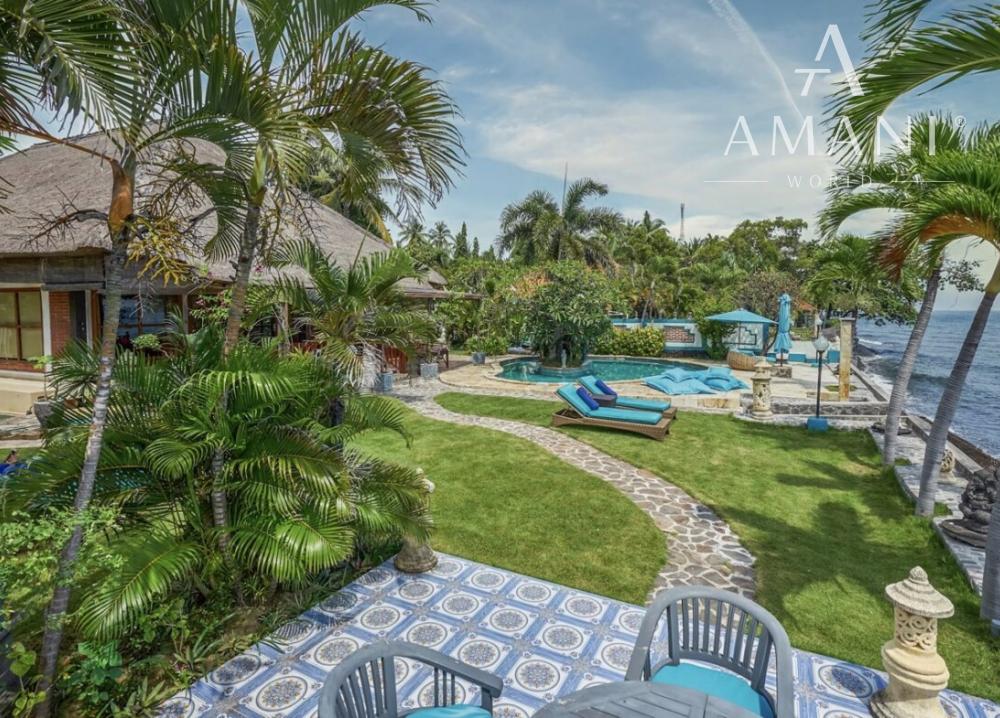 Priestranná plážová vila a bungalov na severe Bali