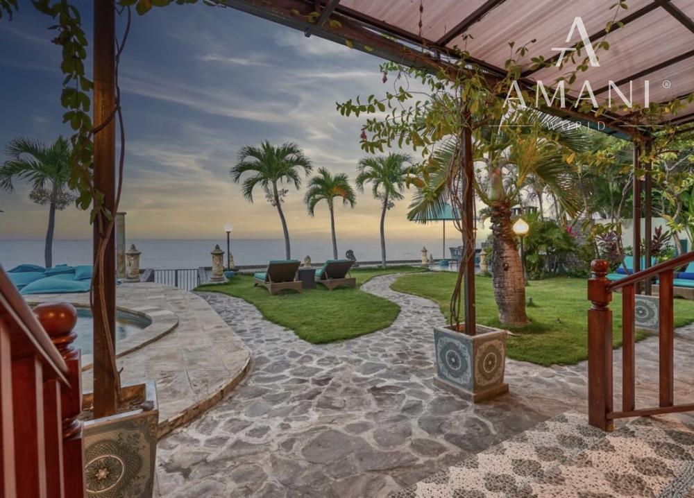 Priestranná plážová vila a bungalov na severe Bali