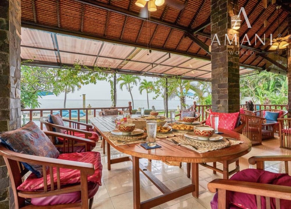 Priestranná plážová vila a bungalov na severe Bali