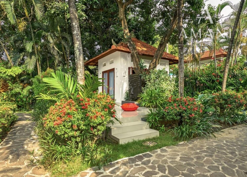 Priestranná plážová vila a bungalov na severe Bali